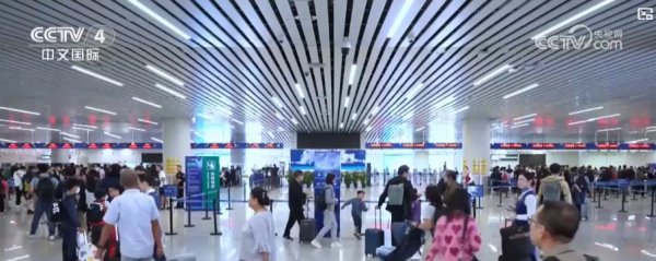 配亿多配资 “五一”假期全国口岸出入境迎高峰 多地客流数据亮眼