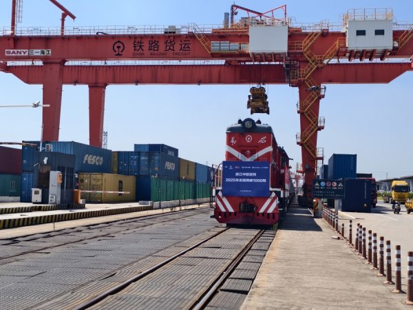 天弘优配 2025年浙江中欧班列开行（去程）突破1000列